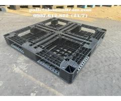 Những ảnh hưởng đến giá pallet nhựa cũ màu đen